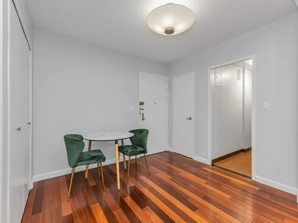 220 East 54th Street image 3 of 18