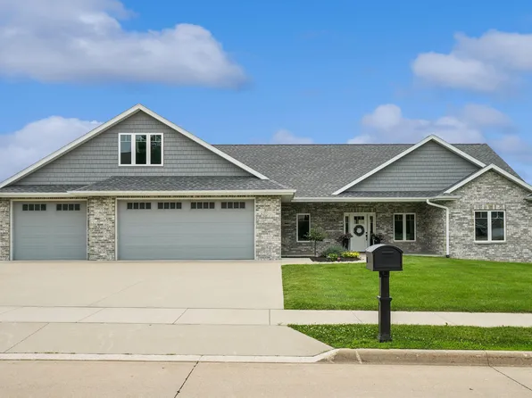 1018 7th St SW, Dyersville, IA 52040