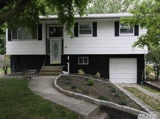 35 Juniper St, Central Islip, NY 11722