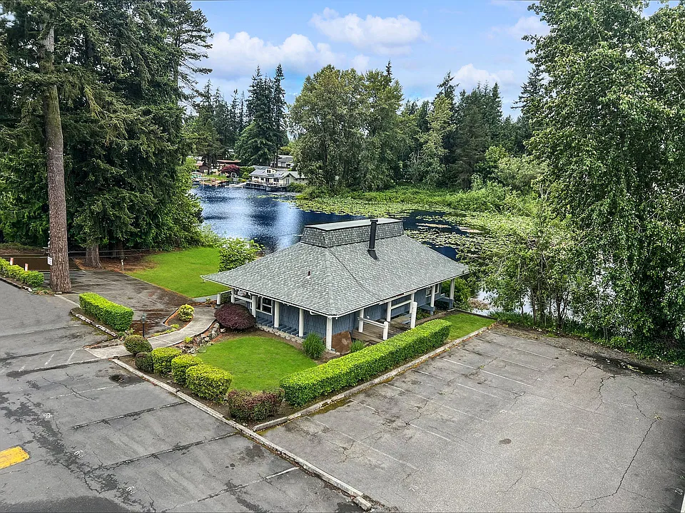 Lakeside Apartments