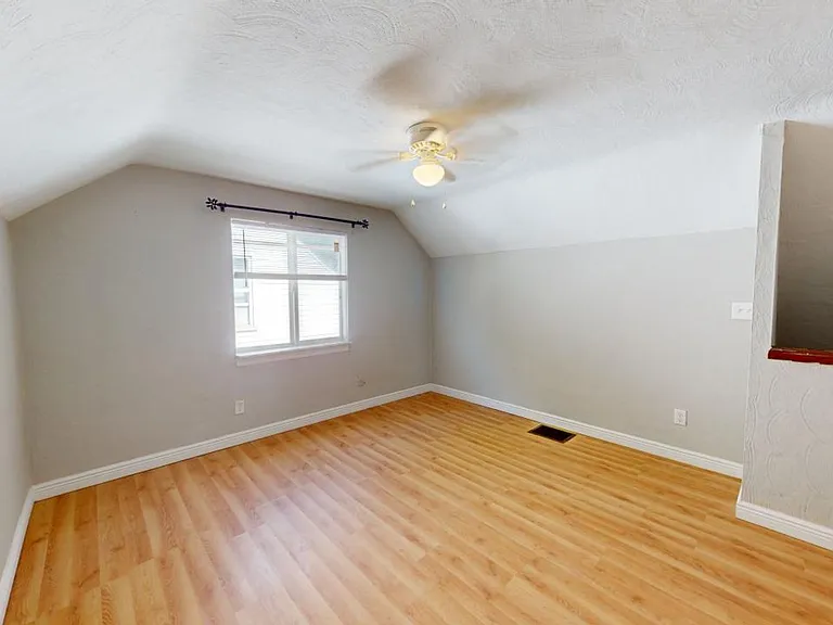 388 S Powell Ave — Photo 18