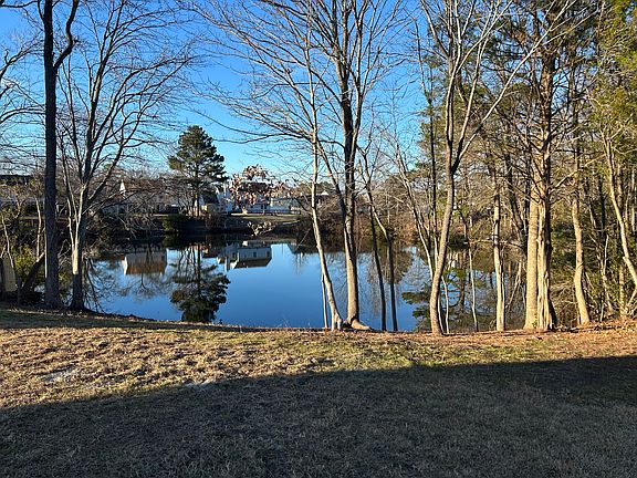 4th image of 905 Helmsdale Ct