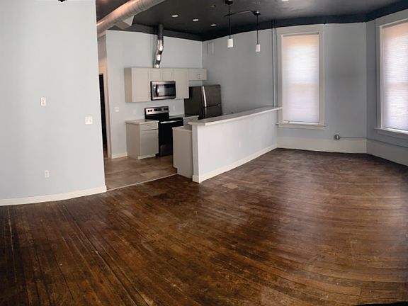 3rd image of 104 N Prairie St #2A