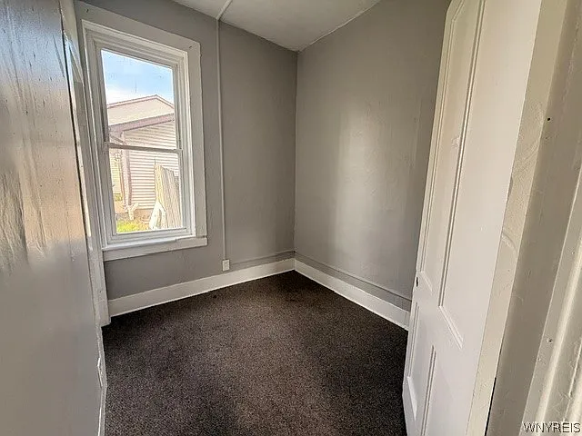 491 Emslie St — Photo 10
