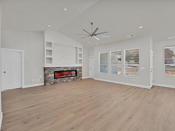 5th image of 690 Strathearn Dr #A