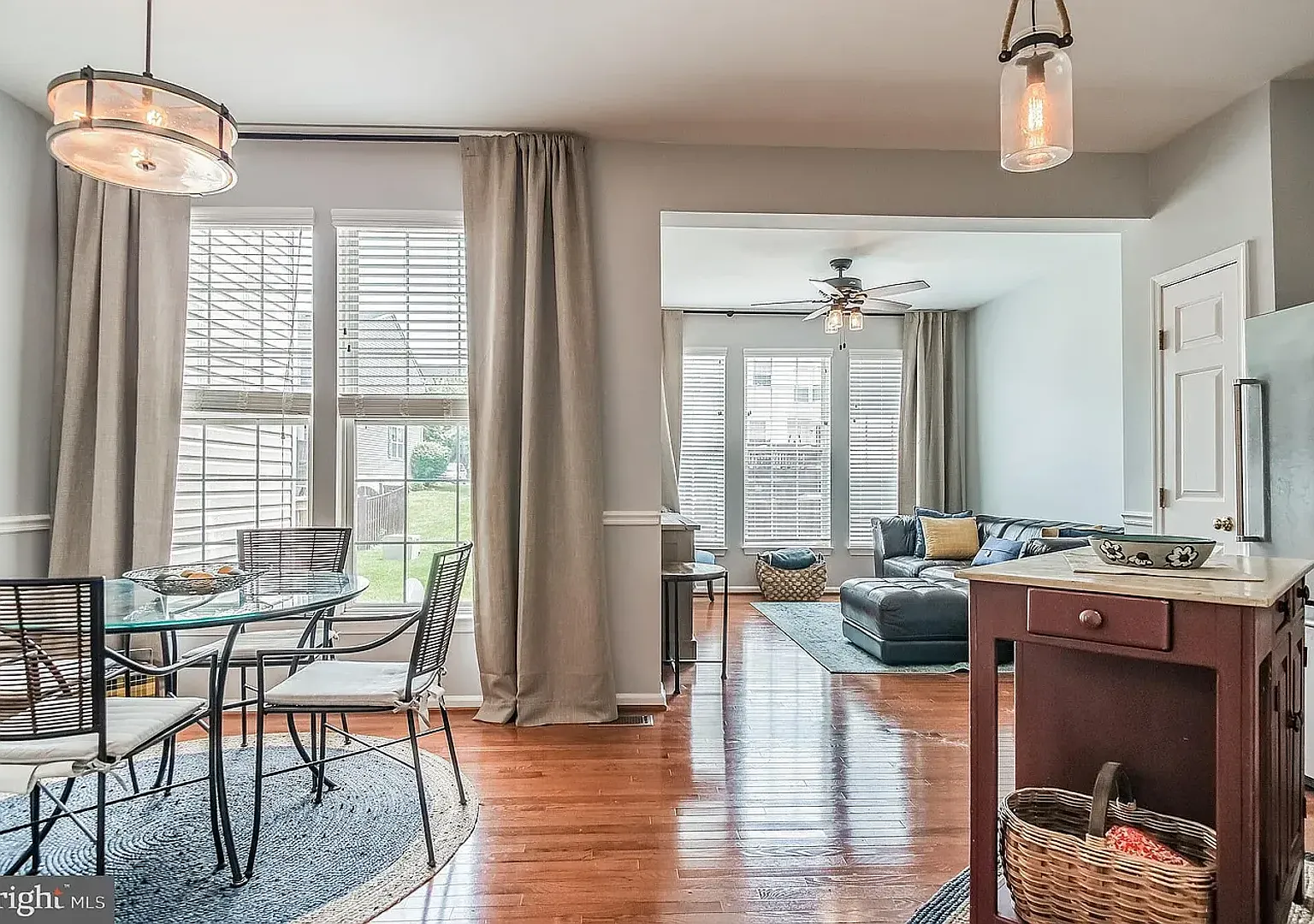 Beautiful & Comfortable 3 Bed 4 Bath End Unit — Photo 3