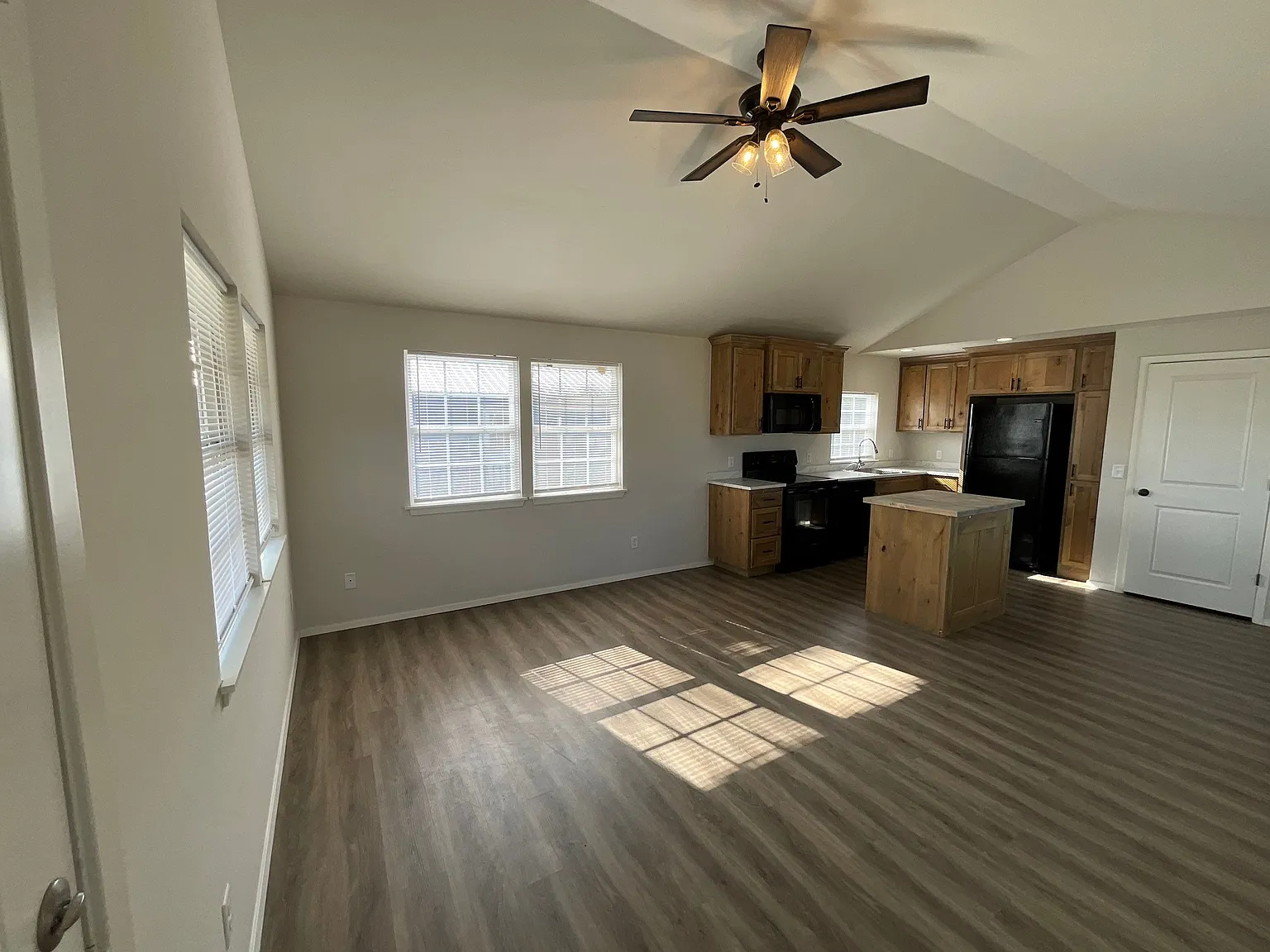 2 bed, 896 sqft, $1,100 — Photo 3