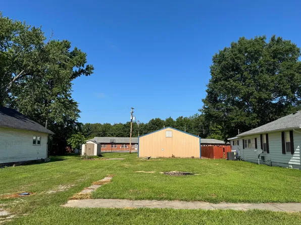 513 N 6th St, Elkville, IL 62932