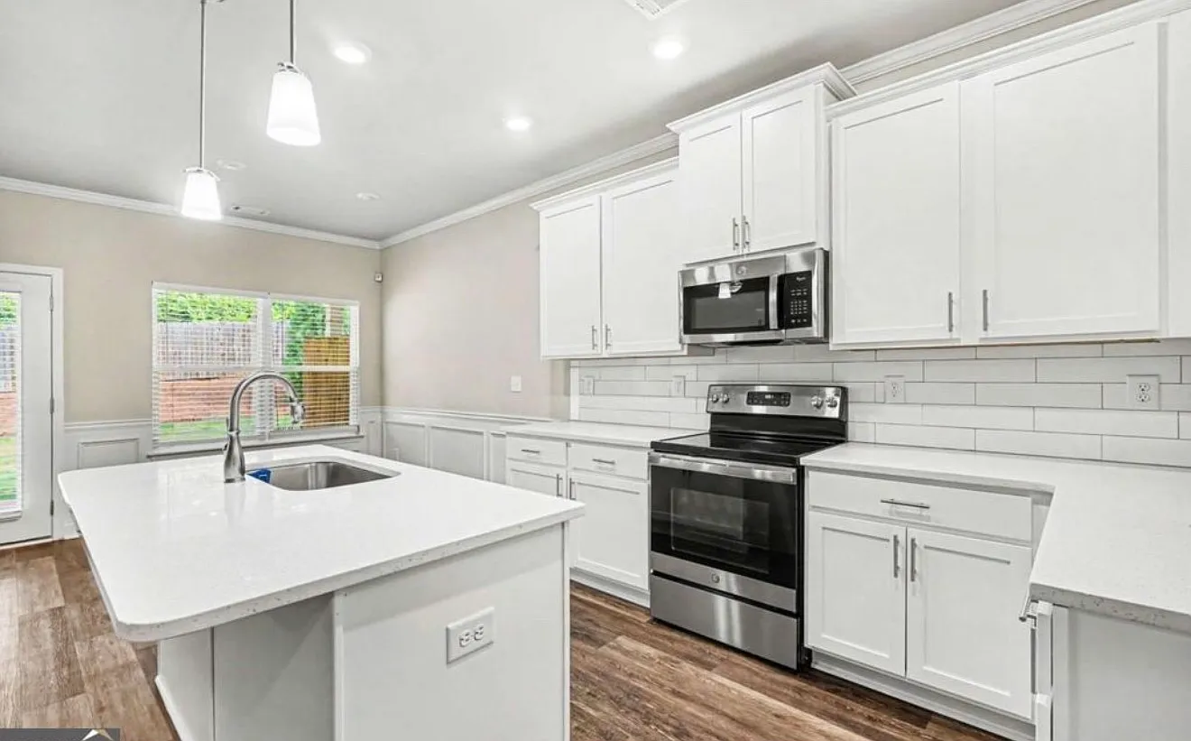 3 bed, 1970 sqft, $2,900 — Photo 2