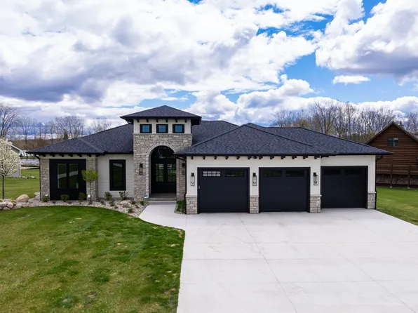 1083 Bundy Dr, Lake Isabella, MI 48893