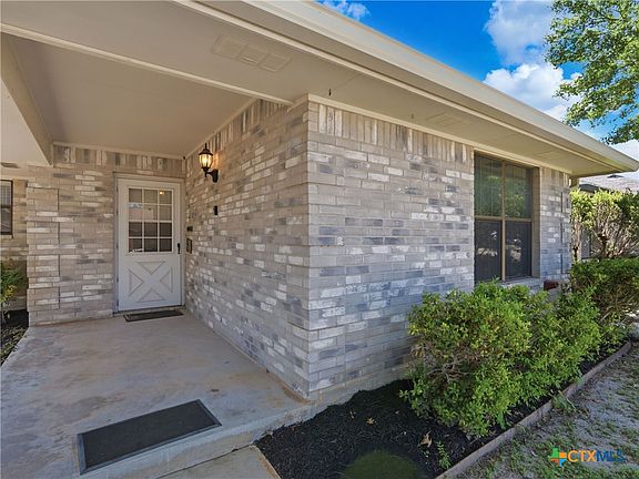 3rd image of 526 Riverside Dr