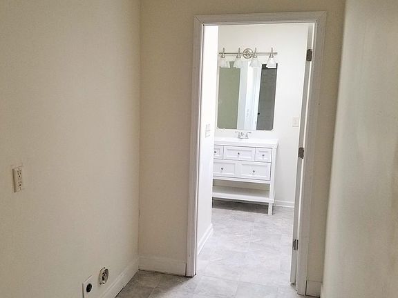 5th image of 310 Holt Ave
