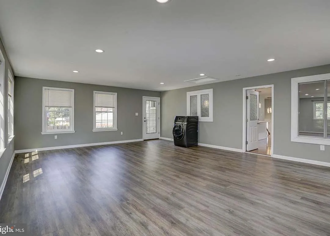 1007 Venice Dr — Photo 3