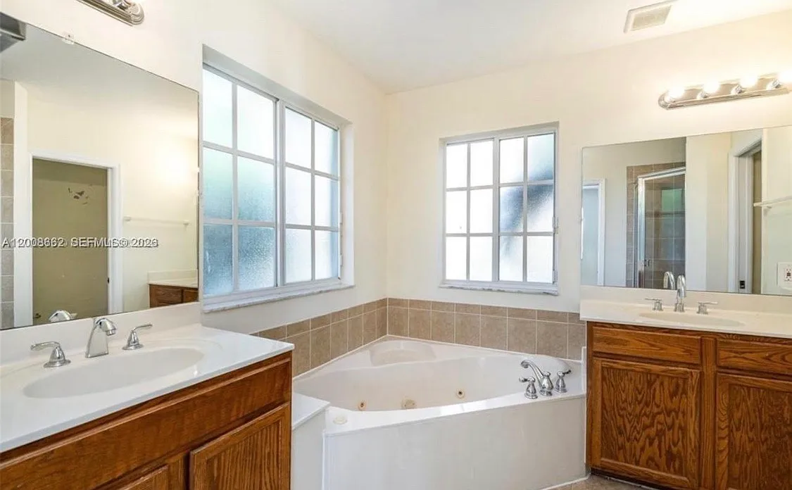 4 bed, 2.5 bath, 3366 sqft, $3,250 — Photo 4