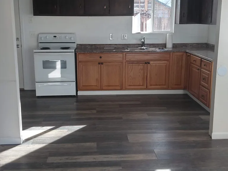 636 W Lennox St — Photo 6