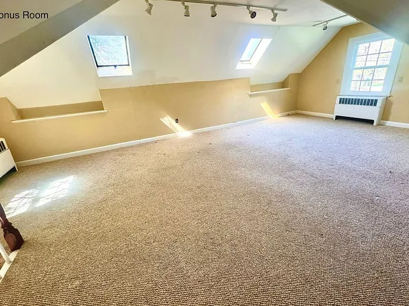 2 Barry Rd, Worcester, MA 01609