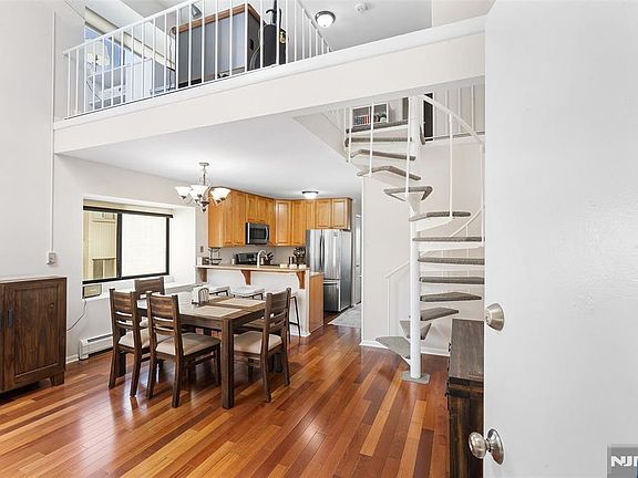 3rd image of 102 W Ridge Mews
