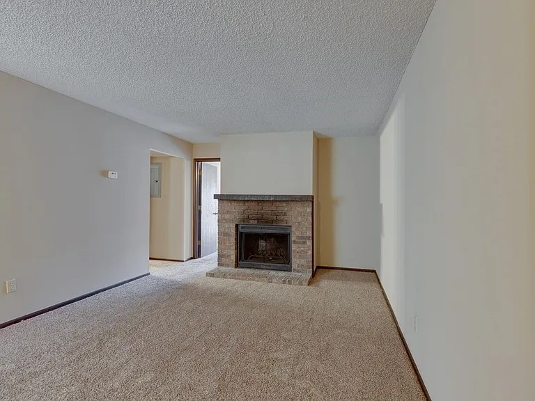 Aragon Apartments — Photo 9