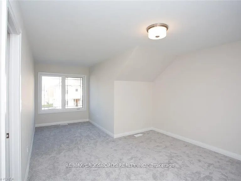 535 Macintosh Grv — Photo 19