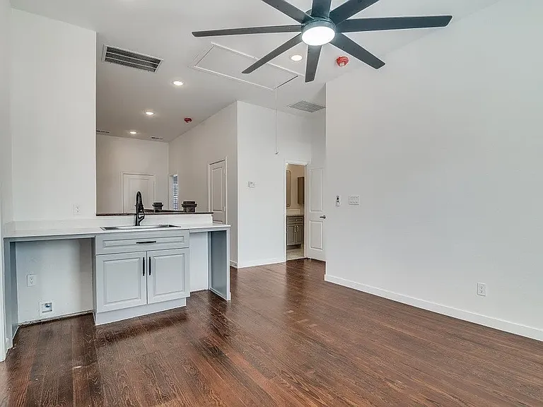 610 E Tyler St — Photo 12