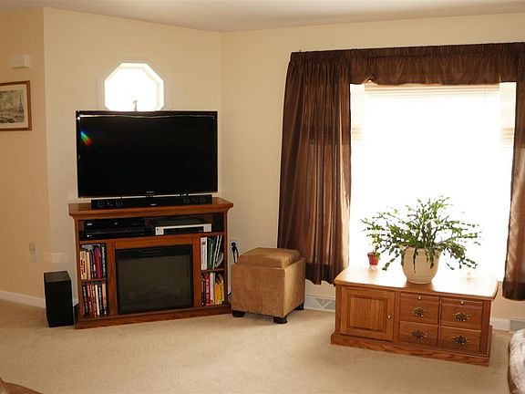 3rd image of 27 Fernwood Ln