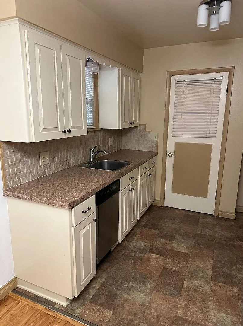 Charming South Hill Duplex with Hardwood Floors & Bonus Living Space — Photo 3