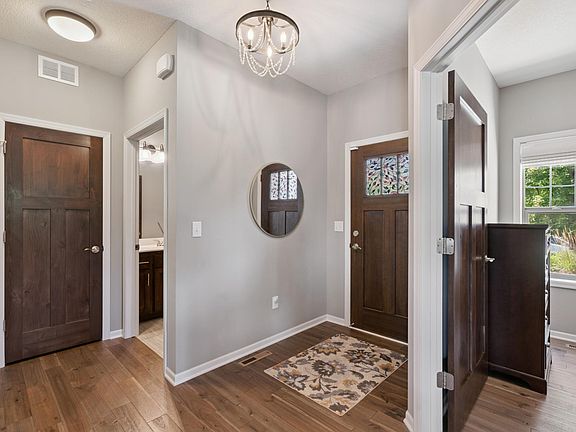 4th image of 115 Crest Dr