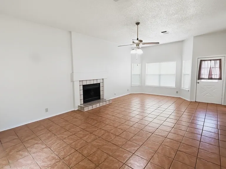 227 Burlington Dr — Photo 2