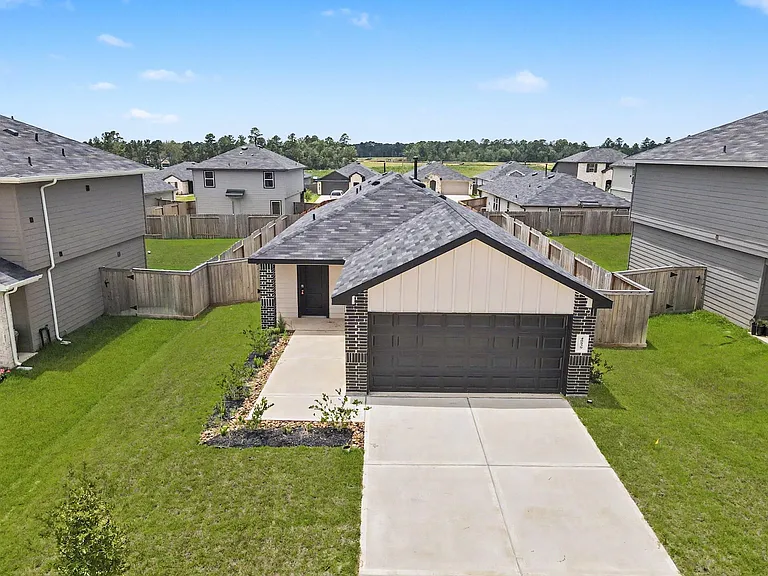 40839 Hawthorne Glades St — Photo 37