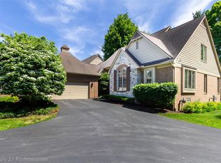 29401 Windmill Ct, Farmington, MI 48334