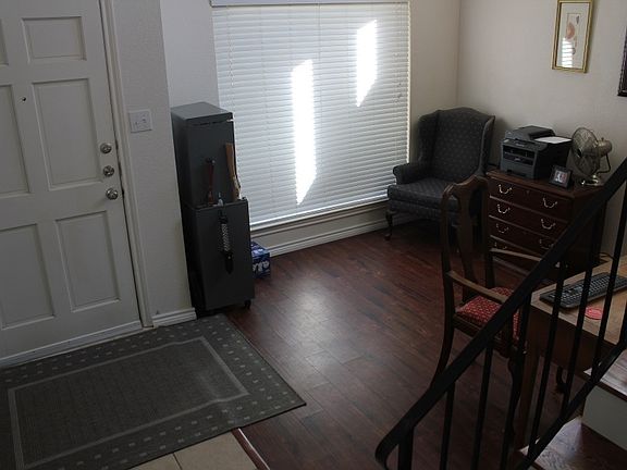 3rd image of 614 Towne House Ln