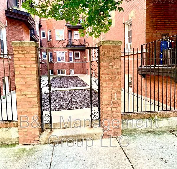 1059 W Dakin St #3 — Photo 6