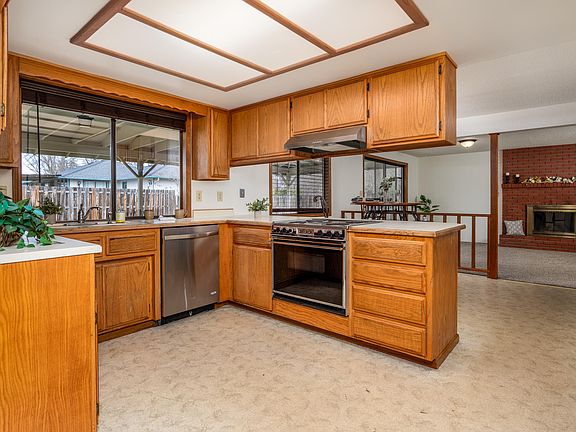 4th image of 540 Golf View Dr