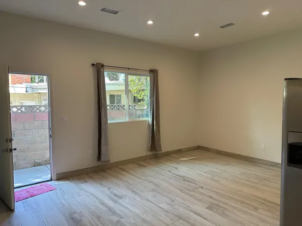 23110 1/2 Mulholland Dr, Woodland Hills, CA 91364