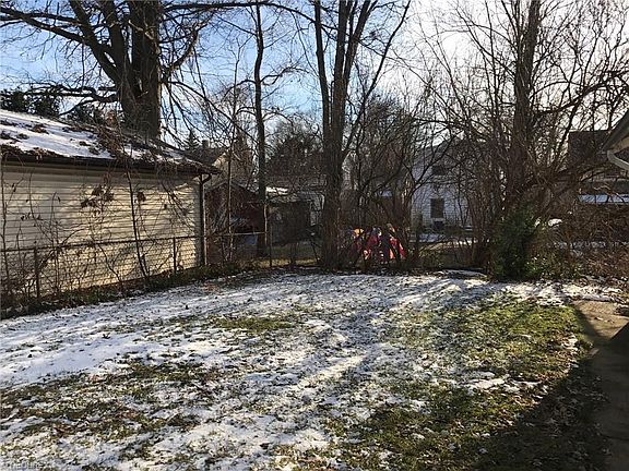4th image of 964 Glenwood St NE