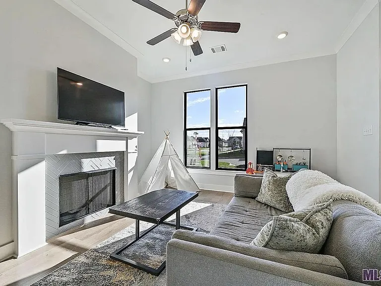 10238 Grayton Dr — Photo 4
