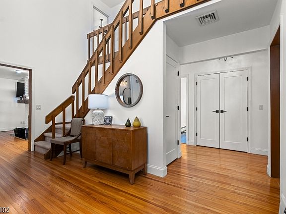 3rd image of 123 W Valley Brook Rd