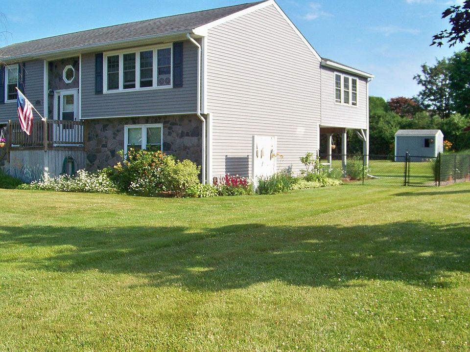 Large Raised Ranch walk to Scarborough State Beach