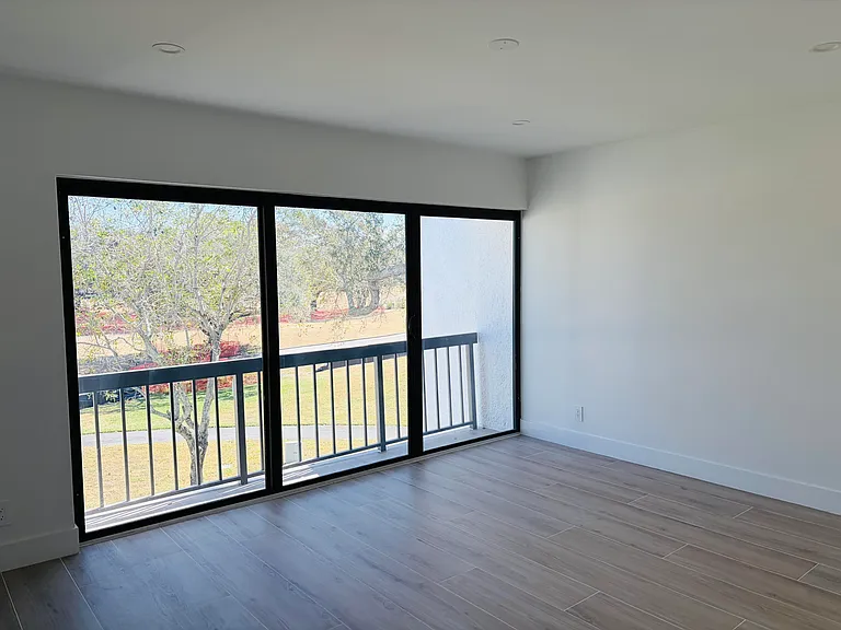 2404 Bridgewood Dr — Photo 7