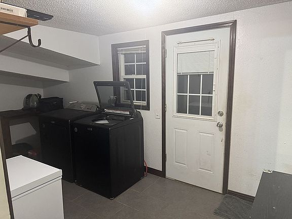 4th image of 215 E Burlington St