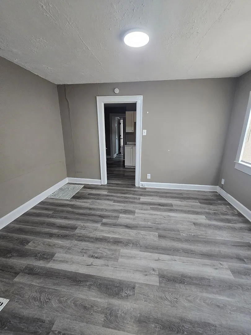 Spacious One Bedroom Duplex Near E. Michigan and Emerson — Photo 3