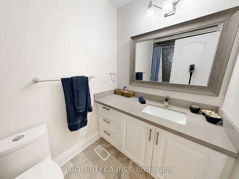635 Christie St #UPPER — Photo 17