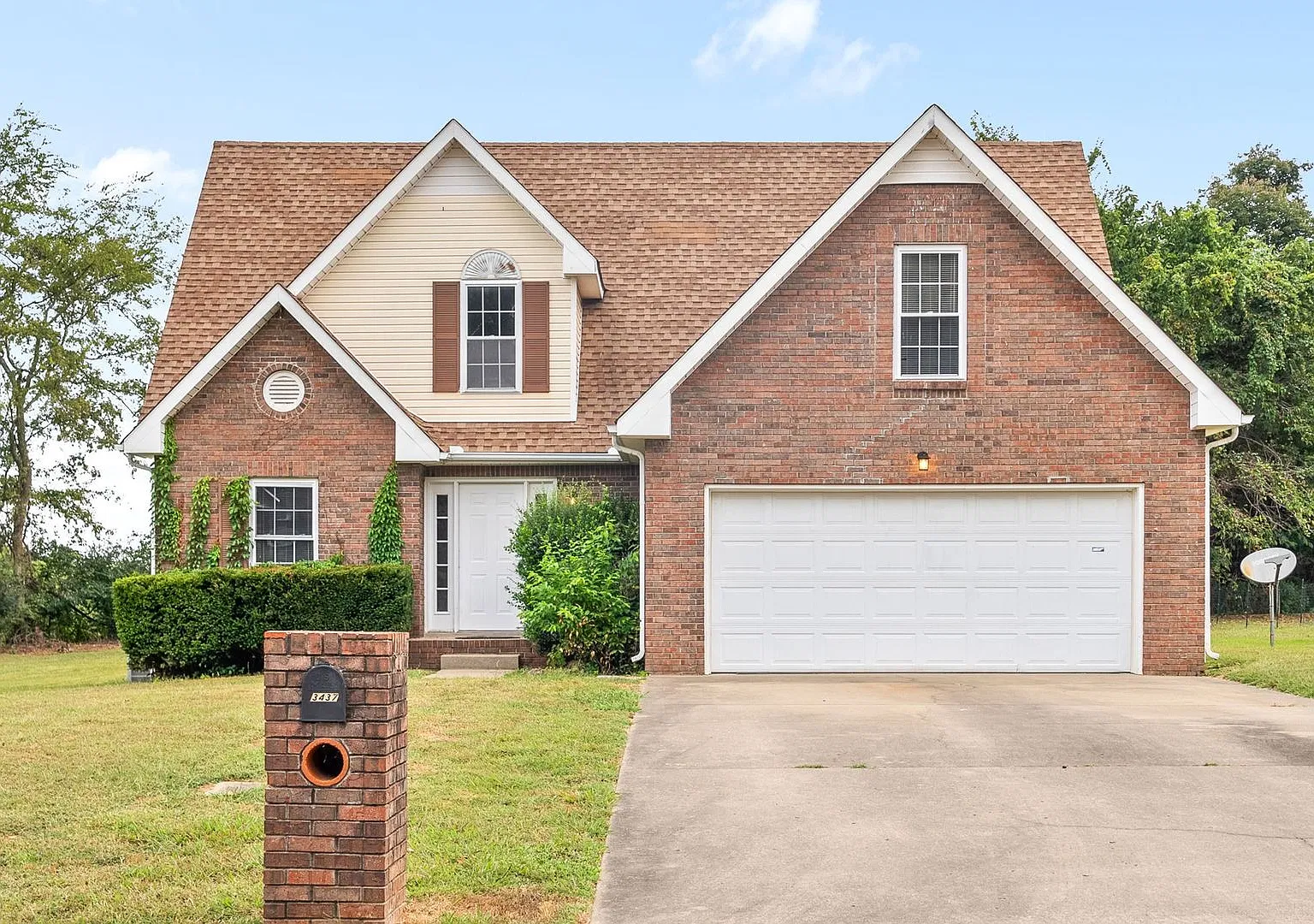 Awesome 3 Bedroom/2.5 Bath with Large Bonus Room in Sango Area! Only minutes from Exit 11 / I-24!! — Photo 1