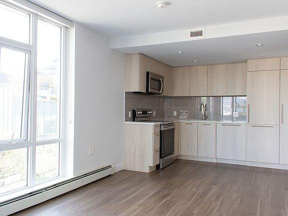 5th image of 1668 Davie St #D