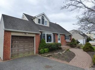 54 Sylvia Dr, West Islip, NY 11795
