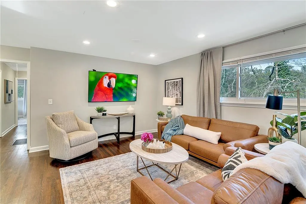 3 bed, 1.5 bath, $5,250 — Photo 1