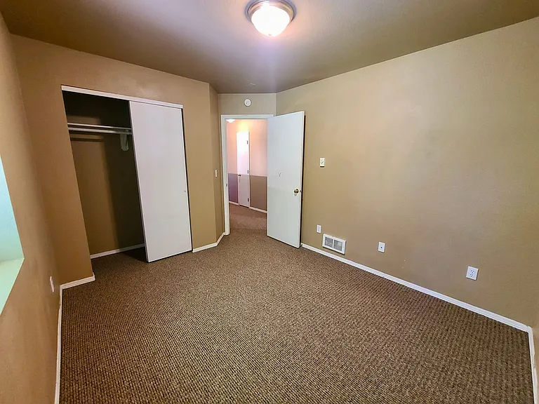 400 E River Ave — Photo 10