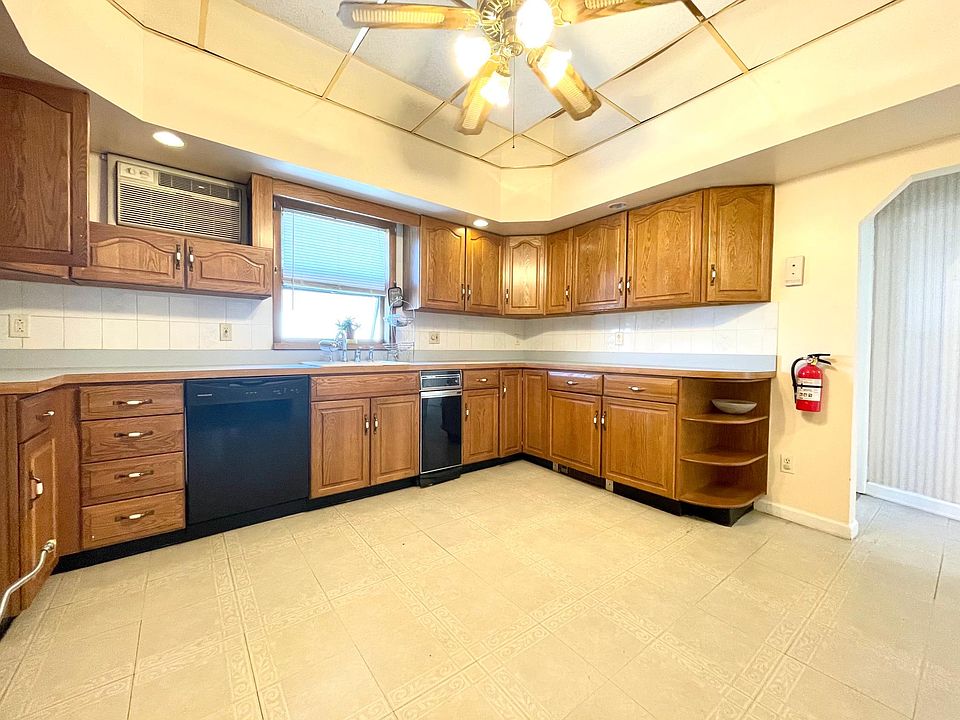 Eat-in kitchen