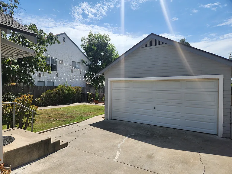 528 N Orange St — Photo 5