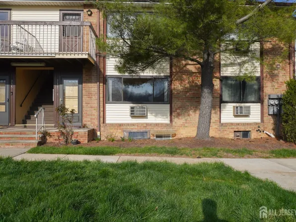 733 Cricket Ln, Woodbridge, NJ 07095